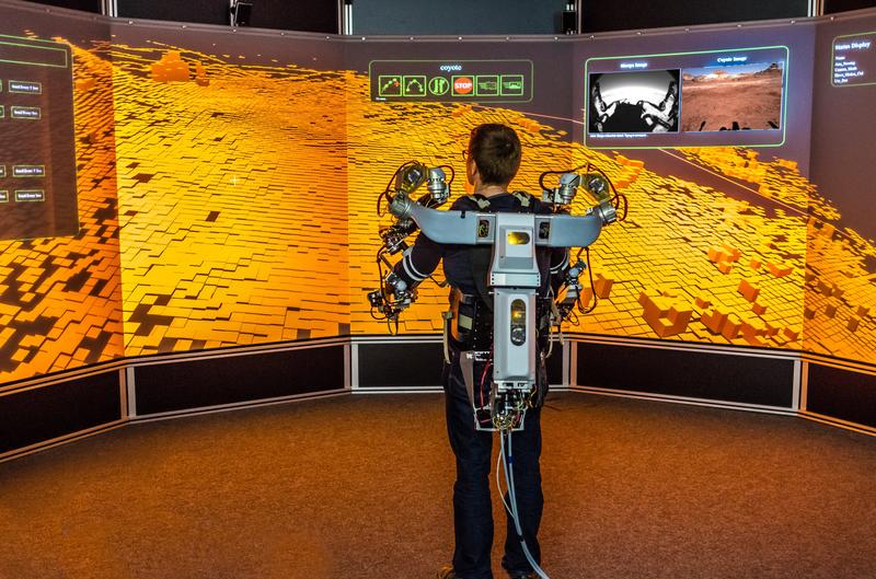 Steuerung des Roboter-Teams in Utah via Oberkörper-Exoskelett vom Leitstand in Bremen. 