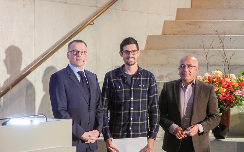 Der Best of Bachelor der HTW Chur, Josias Mani, gemeinsam mit dem Präsidenten der Fachschaft Bauingenieurwesen, Prof. Dr. Albin Kenel, und Prof. Dr. Imad Lifa, Studienleiter an der HTW Chur.