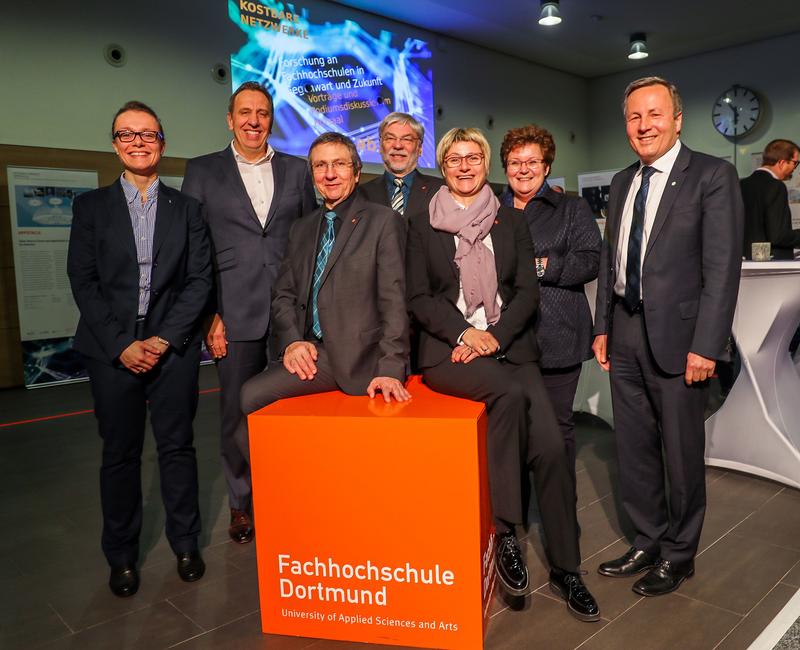 Austausch bei „Kostbaren Netzwerken“ (v.l.): Dr. Ann-Kathrin Hömme, Prof. Michael Schugt, Prof. Wilhelm Schwick, Prof. Uwe Großmann, Prof. Andrea Kienle, Doris Jung und Prof. Karim Khakzar