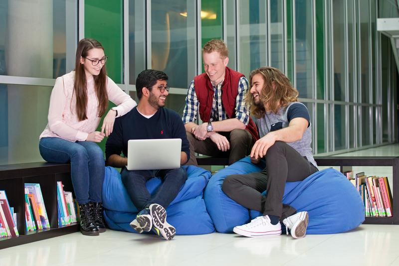 Ein Brückenjahr nach dem Abitur kann jungen Menschen bei der Studienwahl helfen. 