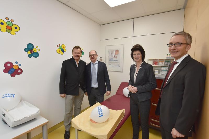 Prof. Albrecht, Medizinischer Vorstand; CRTD-Direktor Prof. Bonifacio; Staatsministerin Dr. Stange und Prof. Berner, Direktor Uni-Kinderklinik, in einem Untersuchungsraum des Studienzentrums.