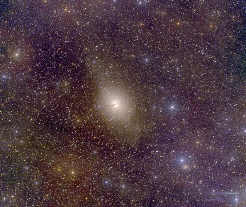 Die Galaxie Centaurus A mit ihrem markanten Staubband. Astronomische Beobachtungen ihrer Satellitengalaxien zeigen Eigenschaften, die im Widerspruch zum gängigen kosmologischen Modell stehen.