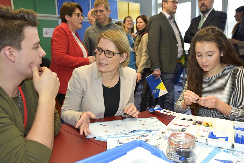 Die rheinland-pfälzische Bildungsministerin Dr. Stefanie Hubig testet mit Schülerinnen und Schülern die Bausätze im neuen MINTplus-Labor in Kirn.