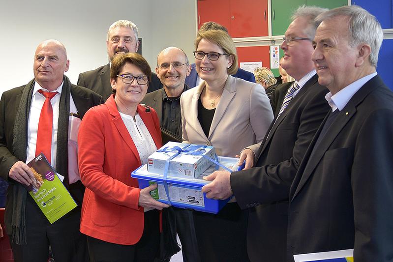 Die rheinland-pfälzische Bildungsministerin Dr. Stefanie Hubig eröffnet das MINTplus-Labor in Kirn. 