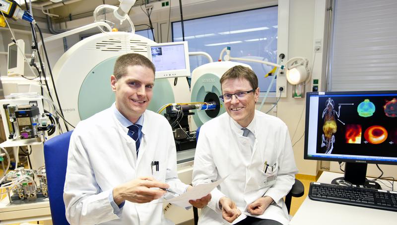 Dr. James Thackeray und Professor Dr. Frank Bengel (von links) an der Kleintier-PET-Kamera im MHH-Labor für präklinische molekulare Bildgebung.
