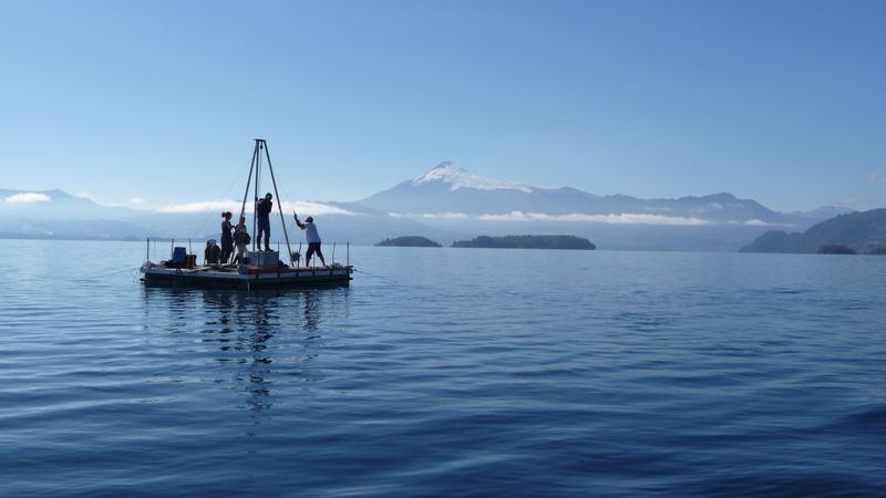 Die Forscher nehmen Bohrkerne am Calafquén-See in Chile, im Hintergrund der Vulkan Villarrica.