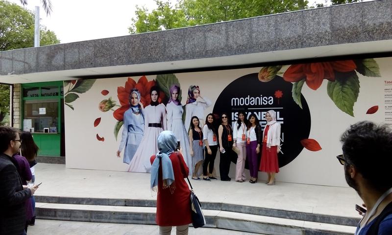 Mode im Zeichen des Kopftuchs: Türkische Frauen lassen sich bei der „Konservativen Modewoche“ vor einem Reklamewandbild fotografieren. 