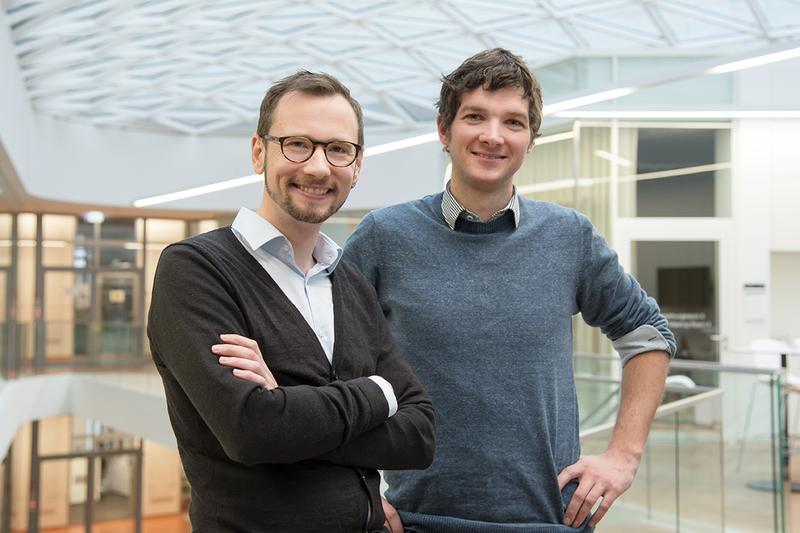 The scientists Martin Denzel (links) und Moritz Horn from the Max Planck Institute for Biology of Aging start up the new company ACUS