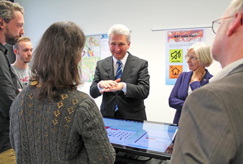 Minister Pinkwart (Bildmitte) interessierte sich für die Anwendungen, die ihm im DiPS-Lab am Maptable gezeigt wurden.