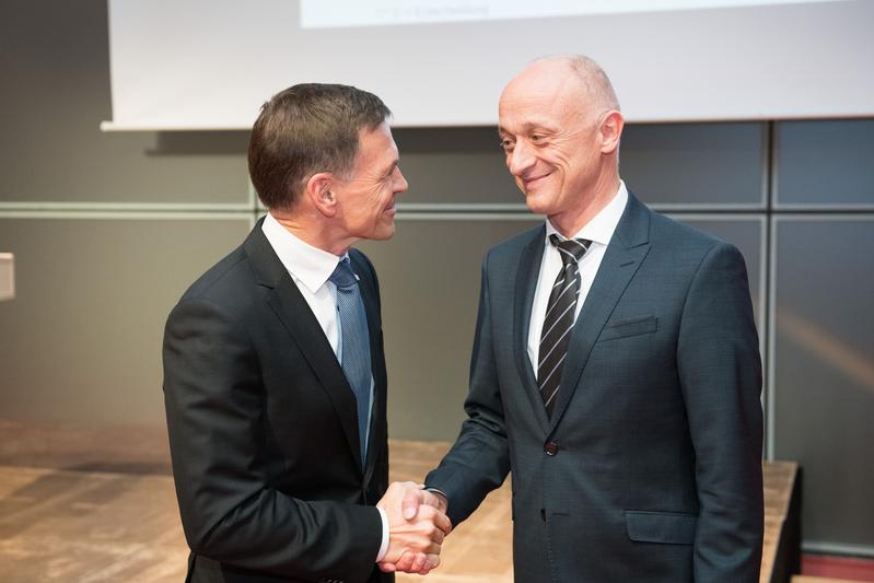 Christoph Kübel, Hochschulrats¬vorsitzender und Geschäftsführer der Robert Bosch GmbH, gratuliert Hendrik Brumme zur Wiederwahl.