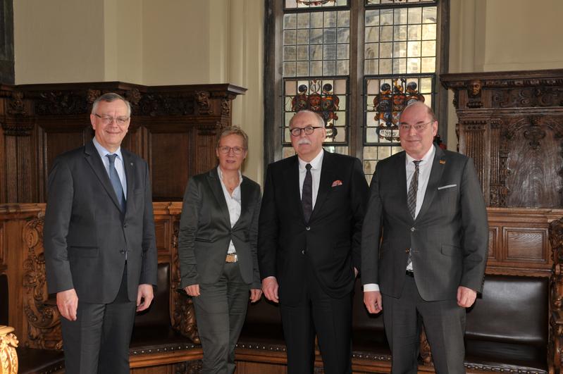 Freude über die Aufnahme in die Leibniz-Gemeinschaft (v.l.n.r.): Prof. Hans-Werner Zoch, Senatorin Prof. Eva Quante-Brandt, Prof. Matthias Kleiner, Dr. Winfried Gräfen (Vorstand der AWT)