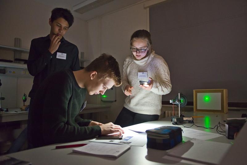 At the MINTernational workshops at Jacobs University, school students gained faszinating insights into the world of science, e.g. by doing research with laser.