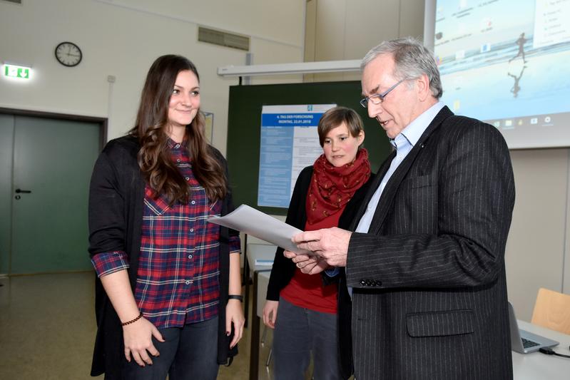 Doktorandin Laura Erbar (im Bild links) gewann die Postersession. Die Auszeichnung nahm sie von Prof. Dr. Dietrich Holz sowie von Prof. Dr. Julia Unterhinninghofen entgegen, die der wissenschaftlichen