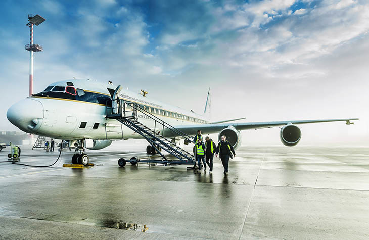 Fertig für den nächsten Flug: Das „Fliegende Labor“ der NASA, die DC-6 ist bestückt mit 14 Messinstrumenten. Eines davon „made in Mainz“. 