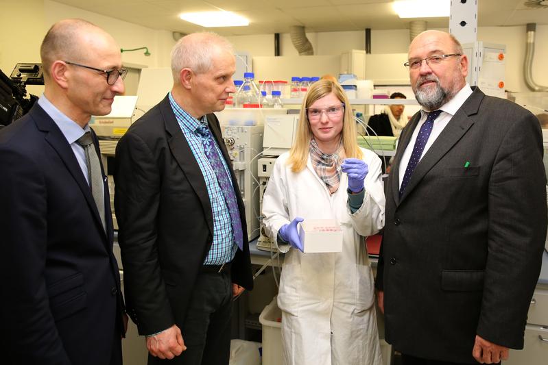 Beim anschließenden Unternehmensrundgang: Prof. Christian Junghanß, Stefan Miltenyi, Mitarbeiterin Julia Batzke und Wirtschaftsminister Harry Glawe (v.l.).