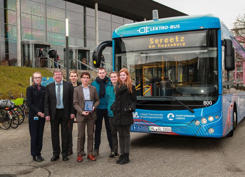 Bettina Lange und Jens Lottmann vom Stadtverkehr Lübeck mit Jacob Stahl, Prof. Thomas Franke, Daniel Herrmann, Markus Gödker und Vivien Moll