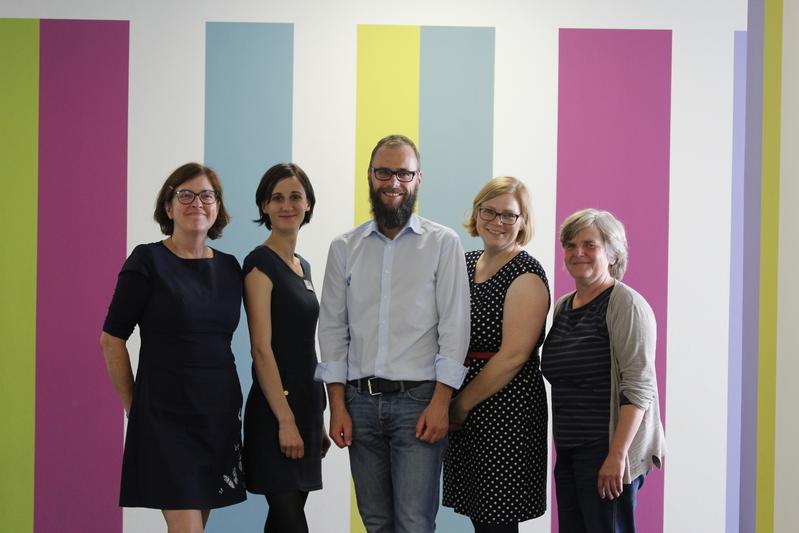 Das Forschungsteam HebAB.NRW (im Bild v.l.n.r.): Prof. Dr. Nicola Bauer, Mirjam Peters, Prof. Dr. Thomas Hering, Andrea Villmar und Prof. Dr. Rainhild Schäfers.