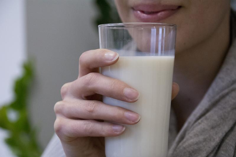 Nehmen Kühe über das Futter ausreichend Vitamin A zu sich, dann sinkt das Risiko für eine allergische Reaktion bei Kuhmilchallergikern.