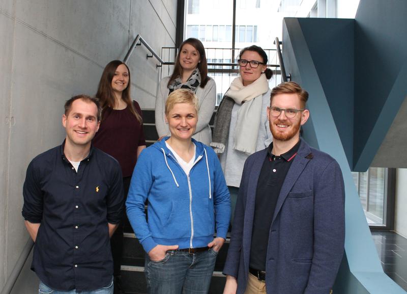 Das Projektteam der hsg (im Bild v.l.n.r): Vorne: Tobias Braun, Katja Ehrenbrusthoff, Prof. Dr. Christian Kopkow. Hinten: Lisa Happe, Carolin Bahns, Lili Sophie Nordbruch.