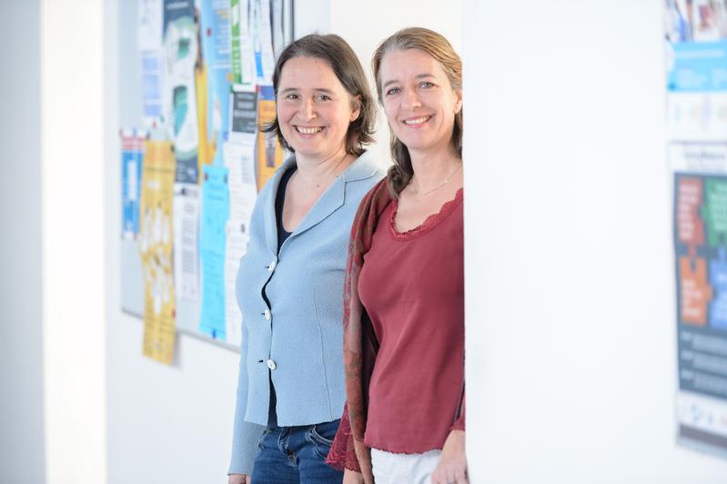 Prof. Dr. Ildikó Gágyor (links) und Prof. Dr. Anne Simmenroth führen gemeinsam den neu eingerichteten Lehrstuhl für Allgemeinmedizin der Uni Würzburg.