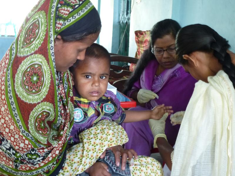 Untersuchungsszene in Bangladesch: PD Dr. Dr. Gabrysch leitet dort eine Studie zu Mangelernährung von Kindern.