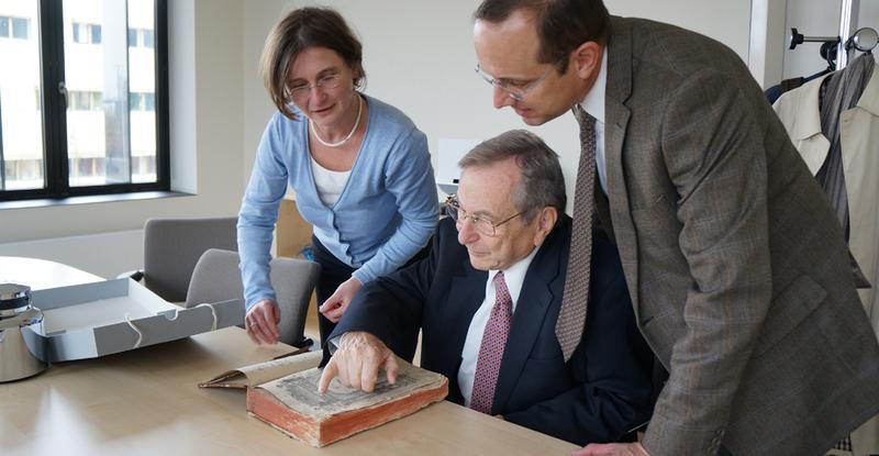 Foto: Anke Geißler-Grünberg (Universitätsbibliothek) mit Berl und David Schor. 