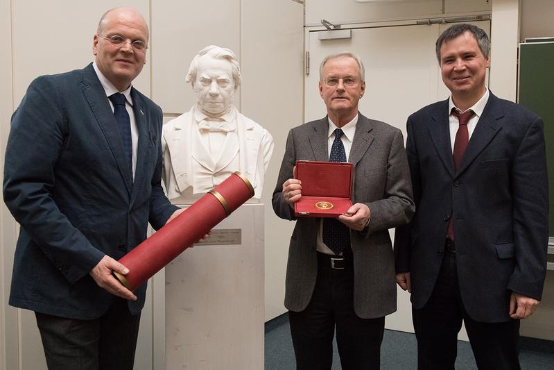 Henle-Medaille verliehen (v.l.): Prof. Brück (Dekan für Struktur und Entwicklung), Prof. Wekerle (Max-Planck-Institut für Neurobiologie), Prof. Dr. Flügel (Direktor Institut für Neuroimmunologie) 