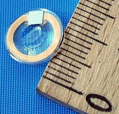 Die künstliche Linse mit Sensor und Spule. ©Fraunhofer IMS