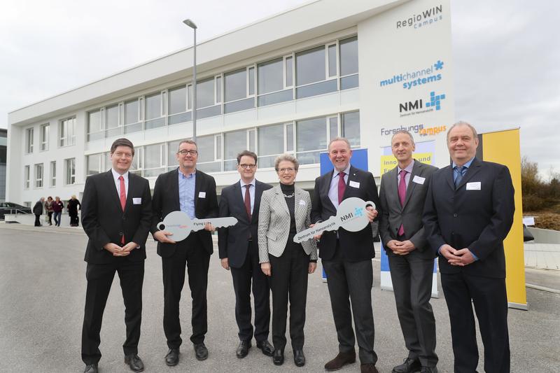 v.l.n.r. Thorsten Flink und Peter Wilke, TF-RT, MD Michael Kleiner, MW BW, Reutlingens OB Barbara Bosch, Prof. Dr. Hugo Hämmerle, NMI, Andreas Möller und Karl-Heinz Boven, MCS Holding GmbH