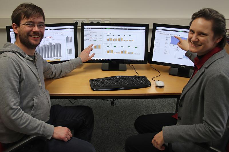 Professorin Jessica Rubart und ihr Mitarbeiter Benjamin Lietzau zeigen, wie sich die Darstellung der Datenanalyse per Multi-Touch-Bedienung am Bildschirm steuern lässt.