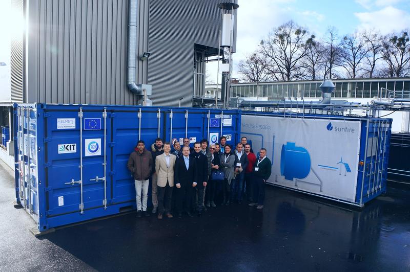 Die Demonstratoranlage des Projekts HELMETH verbindet Methanisierung (links) und Elektrolyse (rechts) mit einem Wirkungsgrad von 76 Prozent. 