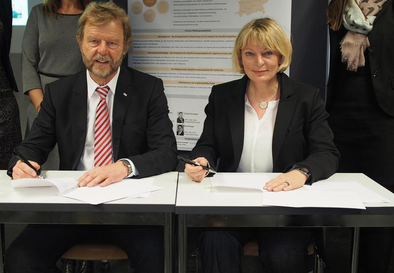 Kooperationsvereinbarung: (von links) Prof. Dr. Wolfgang Baier, Präsident der OTH Regensburg, und Prof. Dr. Andrea Klug, Präsidentin der OTH Amberg-Weiden.