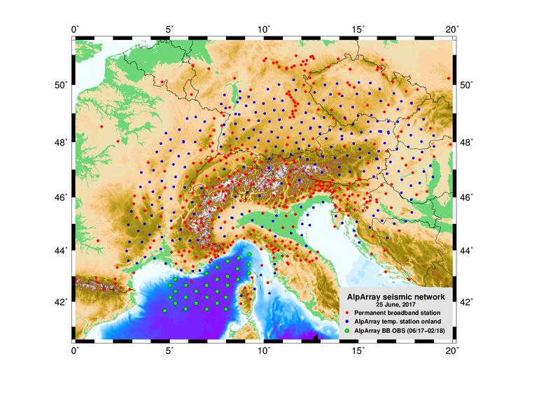 Das Projekt AlpArray überzieht die Alpen mit einem dichten Netz seismischer Stationen. Die grünen Punkte zeigen die Ozeanbodenseismometer im Ligurischen Meer. 