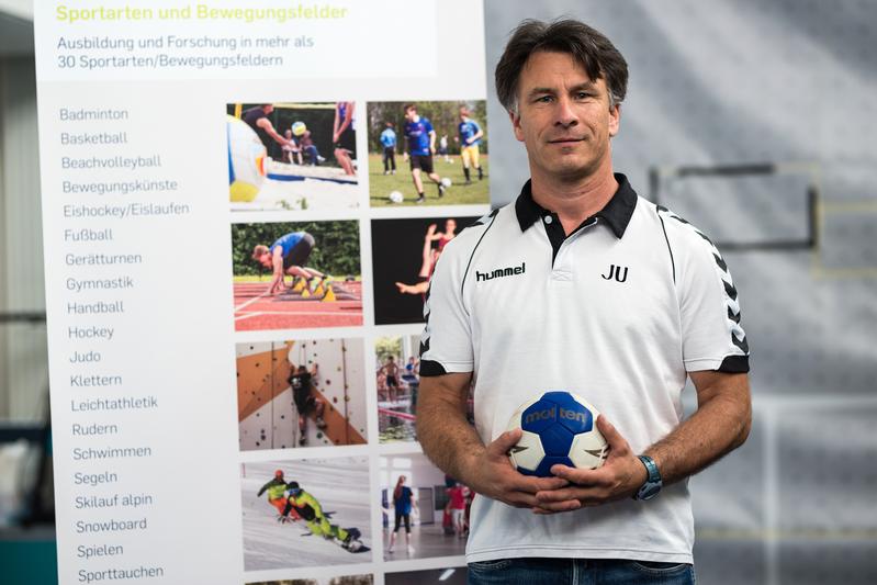 Jörn Uhrmeister ist Lehrkraft an der Sportfakultät der Ruhr-Universität und ist mit der Bochumer Handball-Mannschaft für die Endrunde der Deutschen Hochschulmeisterschaften 2018 qualifiziert.