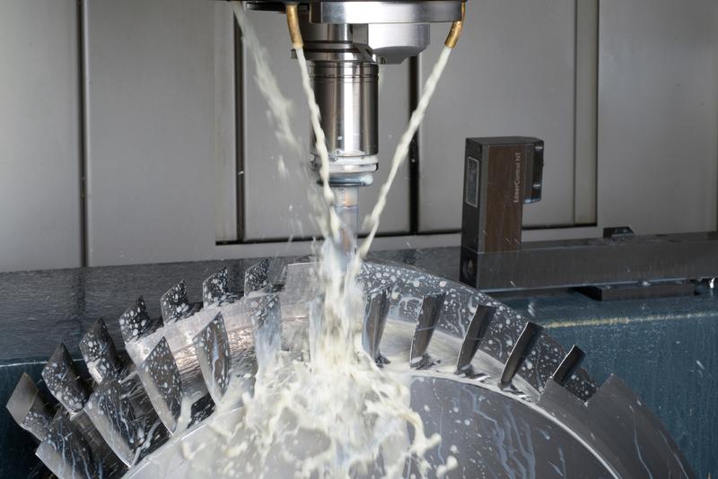 Expamle of use for 5G in a milling machine: Industrie 4.0 machining processes require robust, wireless sensors fixed to the workpiece and short data transmission latencies.