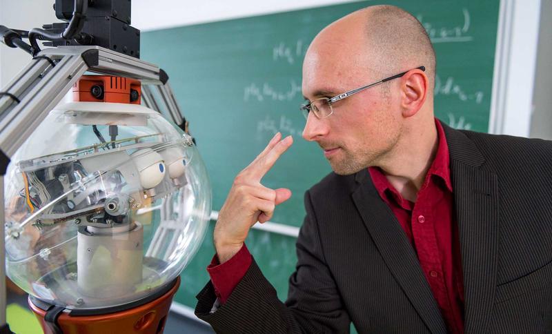 Peter Poschmann mit dem Museumsroboter TESARO.