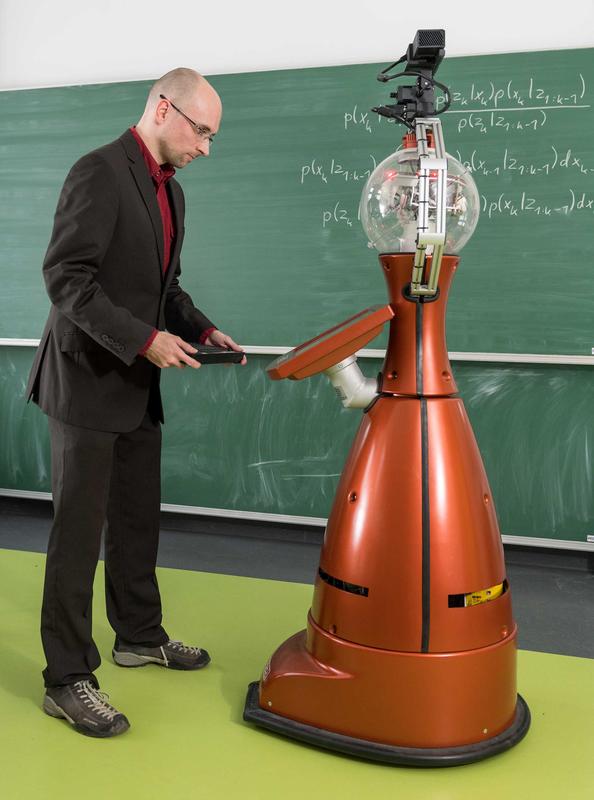 Peter Poschmann mit dem Museumsroboter TESARO. 