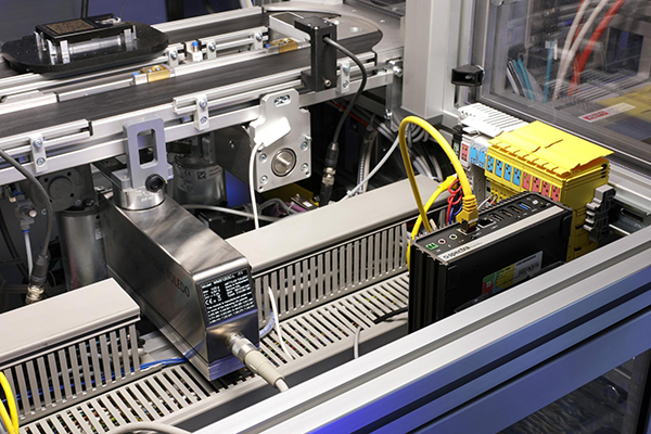 SmartFactoryKL demonstrates the use of edge devices in its Industrie 4.0 production plant. One example can be seen at the quality control weighing module.