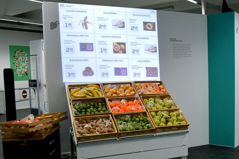 Die intelligente Obstschräge im Innovative Retail Laboratory erkennt, welches Obst oder Gemüse dort gerade angeboten wird.