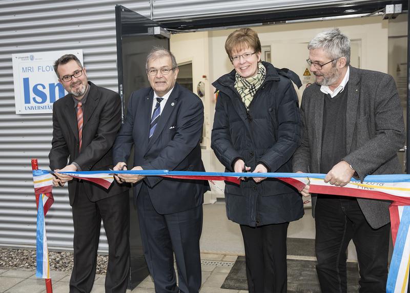 (v.l.) Professor Sven Grundmann, Rektor Professor Wolfgang Schareck, Dekanin Professorin Manuela Sander und Uwe Sander vom BBL M-V durchtrennen anlässlich der Laboreröffnung gemeinsam das Band. 