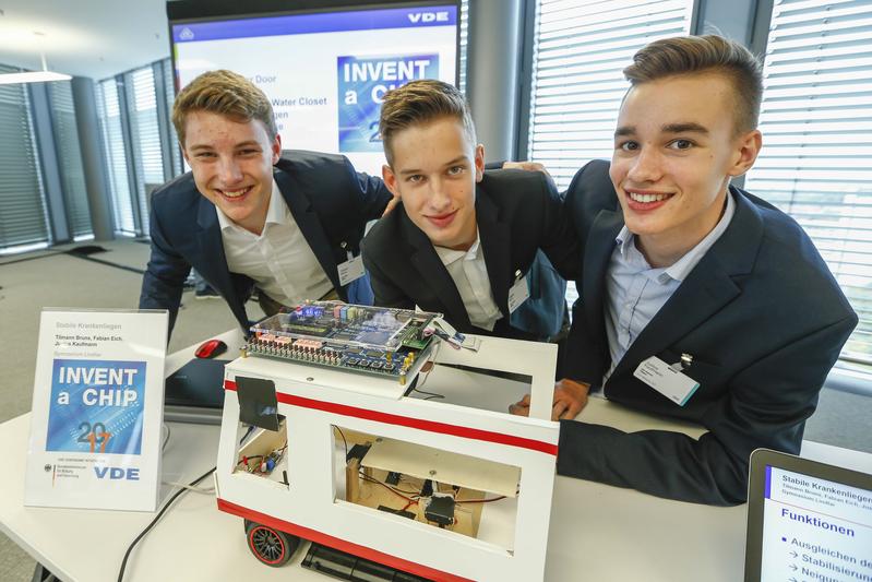 Platz 2 bei Invent a Chip 2017: Justus Kaufmann, Fabian Eich und Tilman Bruns vom Gymnasium Lindlar mit ihrem Krankenwagenmodell