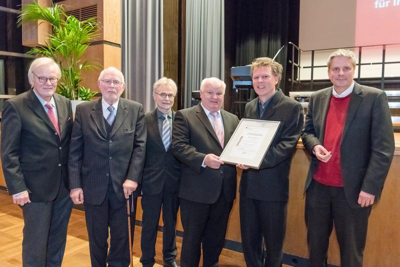 Der Preisträger Prof. Dr. Jürgen Straub (2.v.r.) mit (v.l.) Uwe Bartels, Prof. Dr. Dr. h.c. Jörn Rüsen, Prof. Dr. Prof. h.c. Egon Spiegel, Stifter Hans Höffmann und Prof. Dr. Burghart Schmidt. 