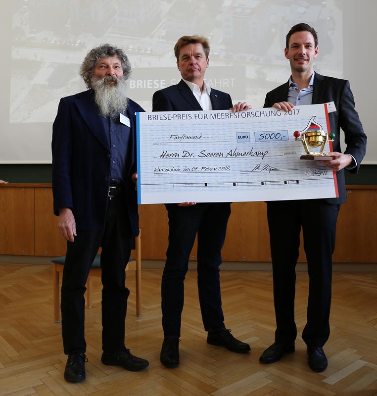 Der BRIESE-Preis für Meeresforschung 2017 wurde heute am IOW an den Biogeochemiker Soeren Ahmerkamp (r.) verliehen. Kapitän Klaus Küper (m.) von der BRIESE-Reederei, IOW-Direktor Ulrich Bathmann (l.)