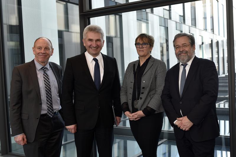 Prof. Gudrun Stockmanns, Präsidentin der Hochschule Ruhr West, und Helmut Koestermenke (r) begrüßten Dr. Andreas Pinkwart (2.v.l.) und Bernd Tischler (l) an der Hochschule Ruhr West.