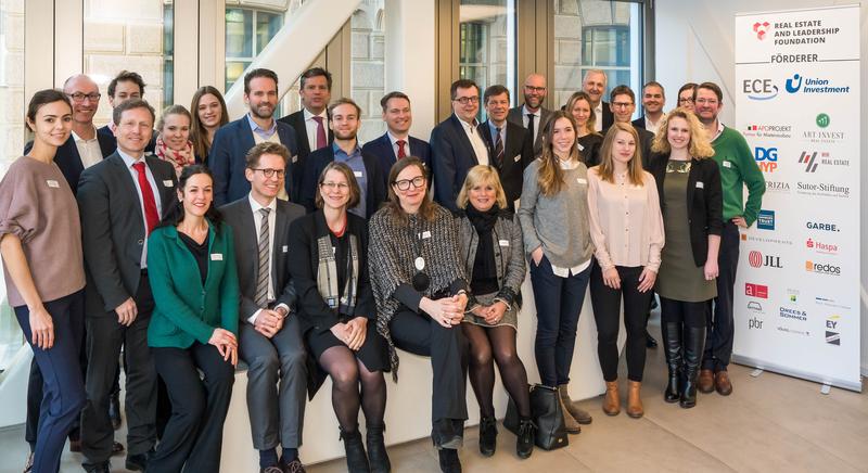 Studierende mit Vertretern der HSBA und der Real Estate and Leadership Foundation 