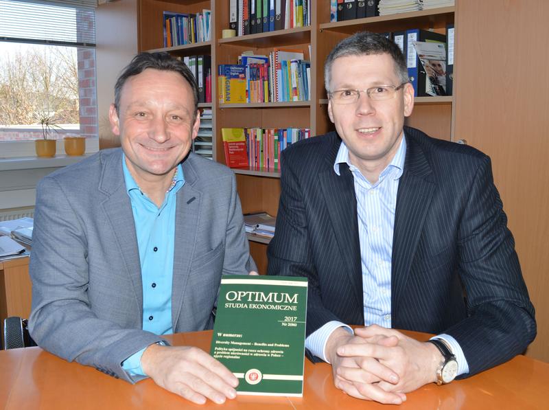 Prof. Dr. Elmar Reucher und Prof. Dr. Norbert Meiners mit der neuen Studie (v.l.n.r.)