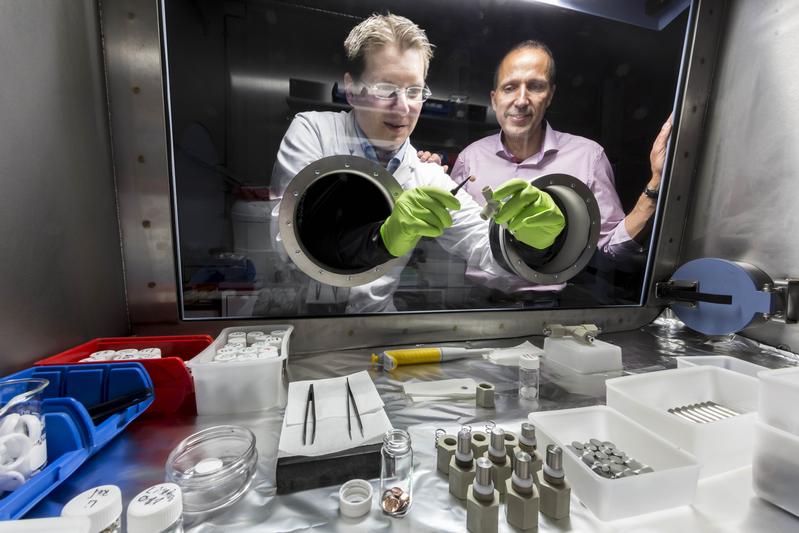 Erforscht neue Materialsysteme und Produktionstechnologien für Batterien: Prof. Dr. Volker Knoblauch (rechts), hier mit Doktorand Christian Weisenberger bei einem „tiefen Griff“ in eine Glovebox.