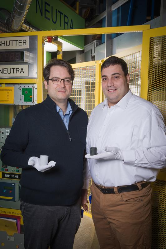 Die beiden PSI-Forscher David Mannes (links) und Christian Grünzweig vor der Experimentieranlage 'Neutra'.
