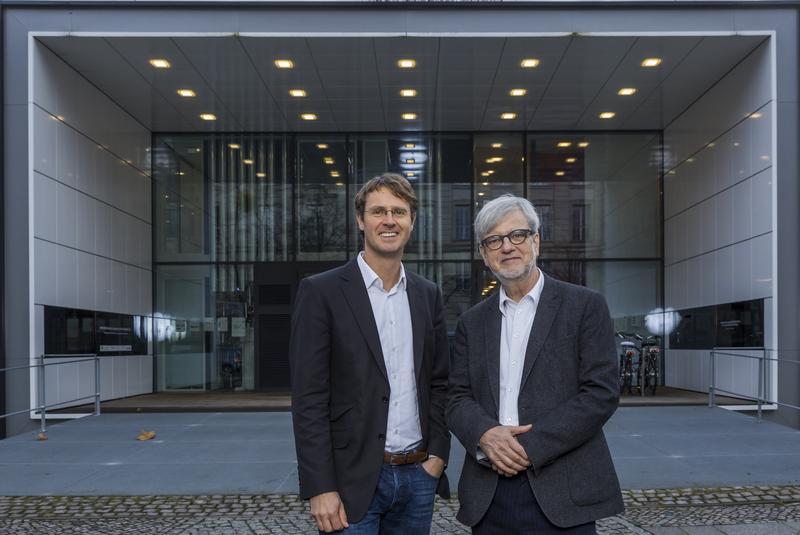 ENavi-Sprecher Ortwin Renn (rechts) und ENavi-Geschäftsführer Stefan Stückrad (links) vor dem Berliner  Effizienzhaus Plus des Bundesumweltministeriums.