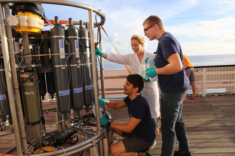 Charlotte Kleint mit Gastwissenschaftler Jan Hartmann (li.) und dem damaligen Bachelorstudenten Nico Fröhberg beim Abfüllen von Wasserproben während der Forschungsfahrt SO253. 